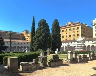 Perchè il chiostro è detto “michelangiolesco”?